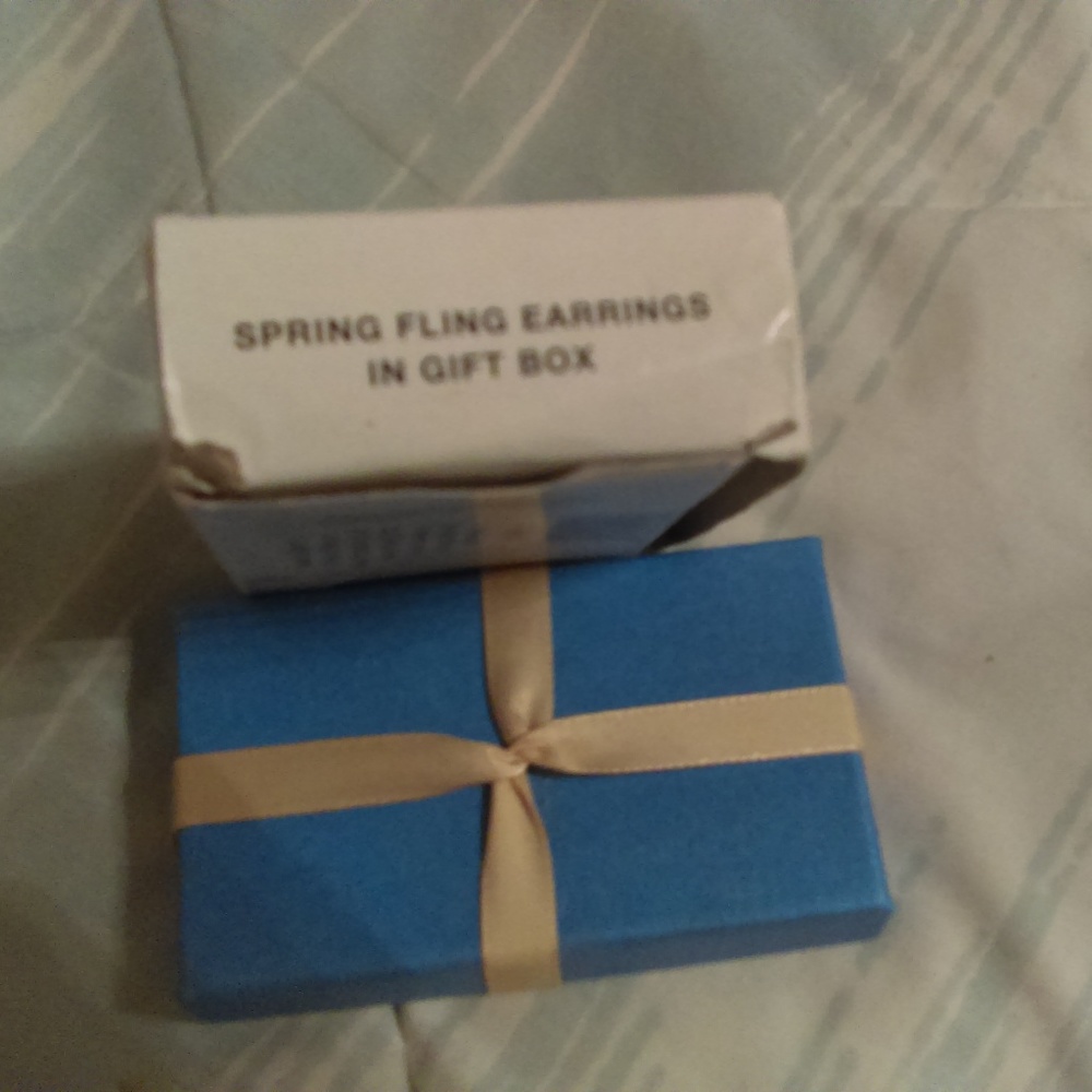 Avon Spring Fling earrings in gift box New! - Picture 3 of 4